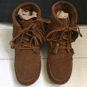 Minnetonka Liv Lace Up Ankle Fringe Boots